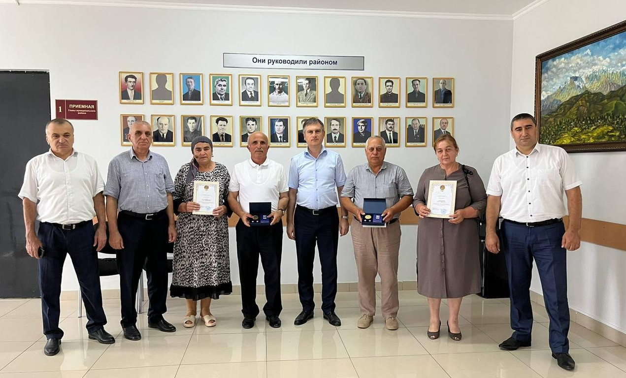 ДВУМ СЕМЕЙНЫМ ПАРАМ ИЗ СУЛЕЙМАН-СТАЛЬСКОГО РАЙОНА ВРУЧИЛИ МЕДАЛИ «ЗА ЛЮБОВЬ И ВЕРНОСТЬ» !